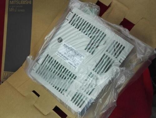 Mitsubishi MDS-B-SVJ2-04 Industrial Servo Drives 0.3KW 50/60HZ NEW