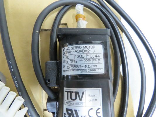 Yaskawa SGMPH-02ACA-SW11 AC SERVO MOTOR 200V 0.89A 100W 3000RPM NEW