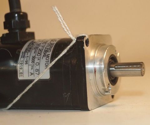 Yaskawa SGM-01U3B4L AC SERVO MOTOR 100W 200V 0.87A 3000RPM NEW