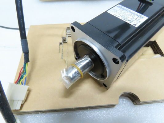 Yaskawa SGM-04UW12 AC SERVO MOTOR 400W 200V 2.6A 3000RPM NEW