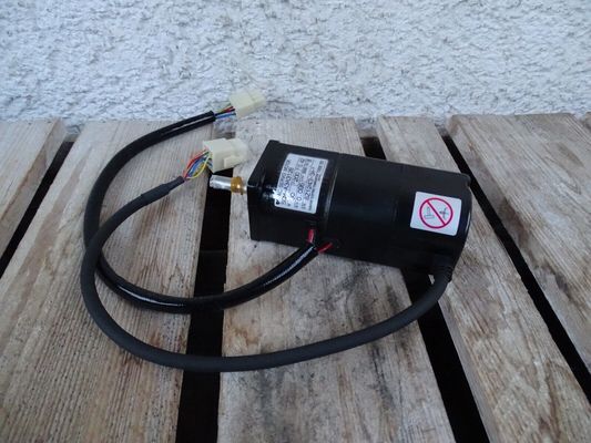 Yaskawa SGM-A3A312 AC SERVO MOTOR 30W 200V 0.42A 3000RPM NEW