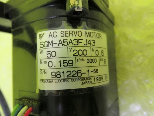 Yaskawa SGM-A5A3FJ43 AC SERVO MOTOR 50W 200V 0.6A 3000RPM NEW