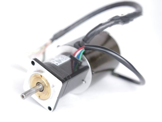 Yaskawa SGM-A5A3TO11 AC SERVO MOTOR 50W 200V 0.6A 3000RPM NEW