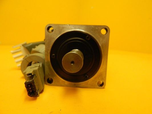 Yaskawa SGMAH-04A1A-AD21 AC SERVO MOTOR 400W 200V 3000RPM NEW