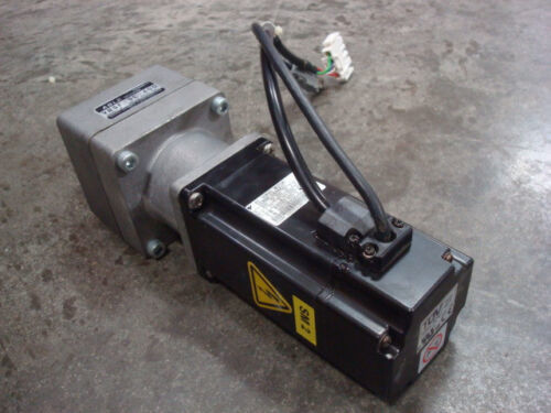 Yaskawa SGMAH-04AAA6C AC SERVO MOTOR 400W 200V 3000RPM 2.8A NEW
