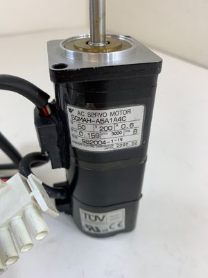 Yaskawa SGMAH-A5AAAH261 AC SERVO MOTOR 50W 200V 3000RPM 0.64A NEW