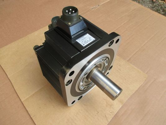 Yaskawa SGMG-05A2ASCRB AC SERVO MOTOR 3.8A 450W 1500RPM 200V NEW