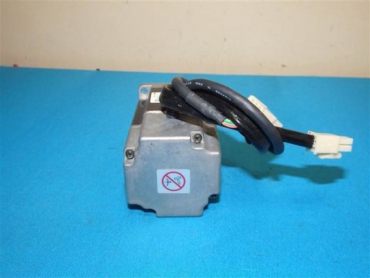 Yaskawa SGML-02AF14C AC SERVO MOTOR 2A 200W 3000RPM 200V NEW
