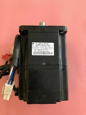 Yaskawa SGMPH-04A1A-YR51 AC SERVO MOTOR 400W 3000RPM 200V 2.6A NEW