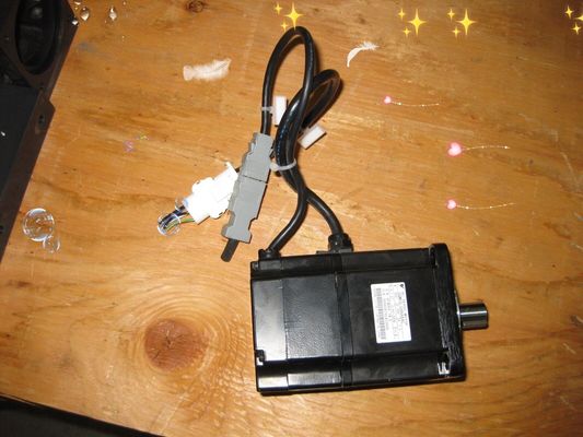 Yaskawa SGMPH-04ABA12 AC SERVO MOTOR 400W 3000RPM 200V 2.6A NEW