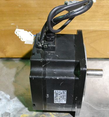 Yaskawa SGMPH-08AAA21 AC SERVO MOTOR 750W 3000RPM 200V 4.1A NEW