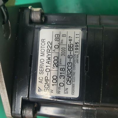 Yaskawa SGMP-O1AWYR22 AC SERVO MOTOR 100W 3000RPM 200V 0.89A NEW