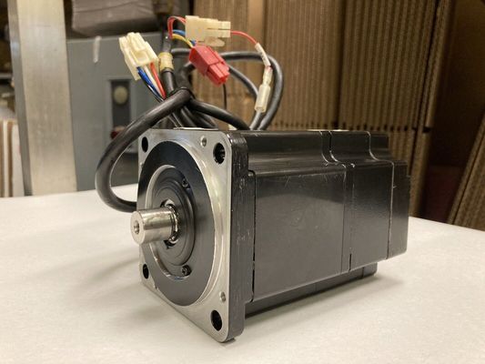 Yaskawa SGMPH-04A1A-YR61 AC SERVO MOTOR 400W 3000RPM 200V 2.6A NEW