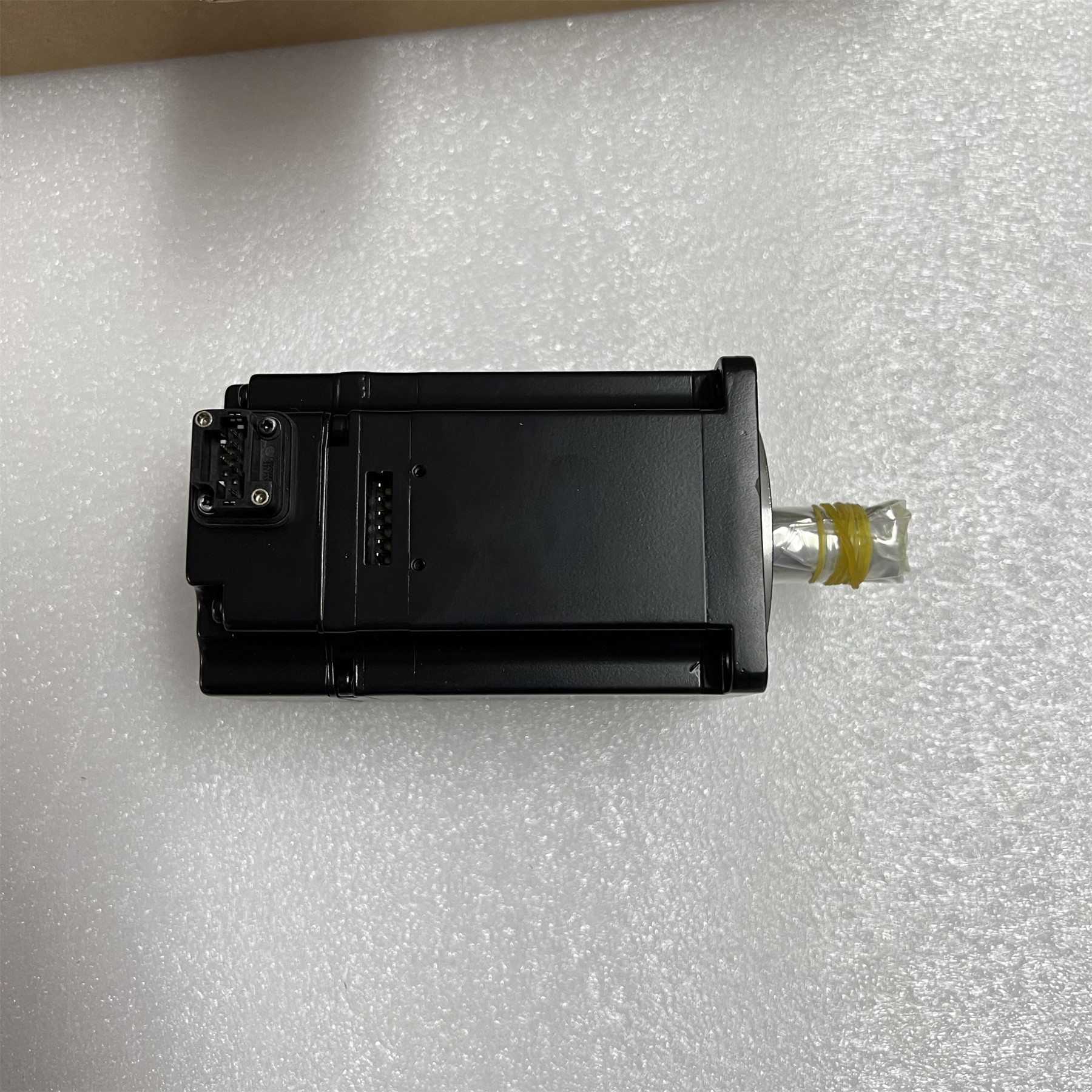 Yaskawa SGMJV-04ADA21 AC SERVO MOTOR 2.7A 400W 3000RPM 200V NEW
